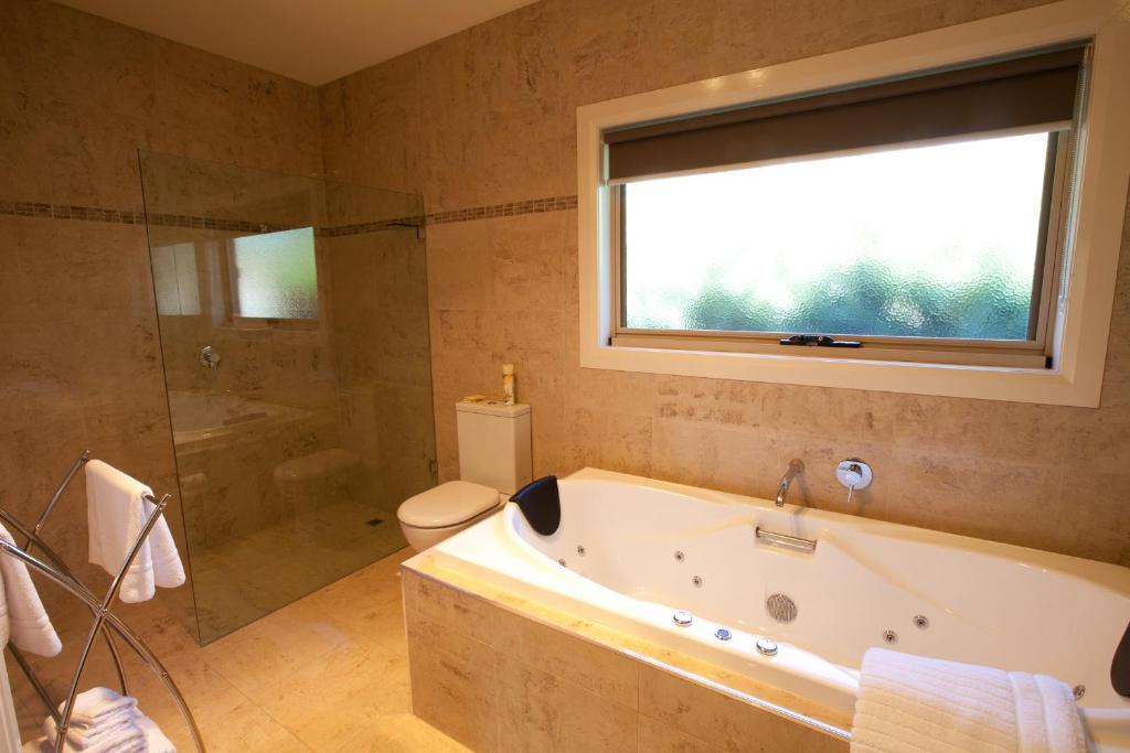 Wild Cattle Creek Estate Bed & Breakfast Wandin Yallock Стая снимка